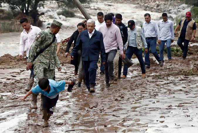 Geopolitik_2030's tweet photo. Diferencias entre el inmenso prócer de nuestra nación, electo democraticamente y un Rey que nadie eligió...
GRACIAS AMLO‼️ https://t.co/0pAAD6rOiB