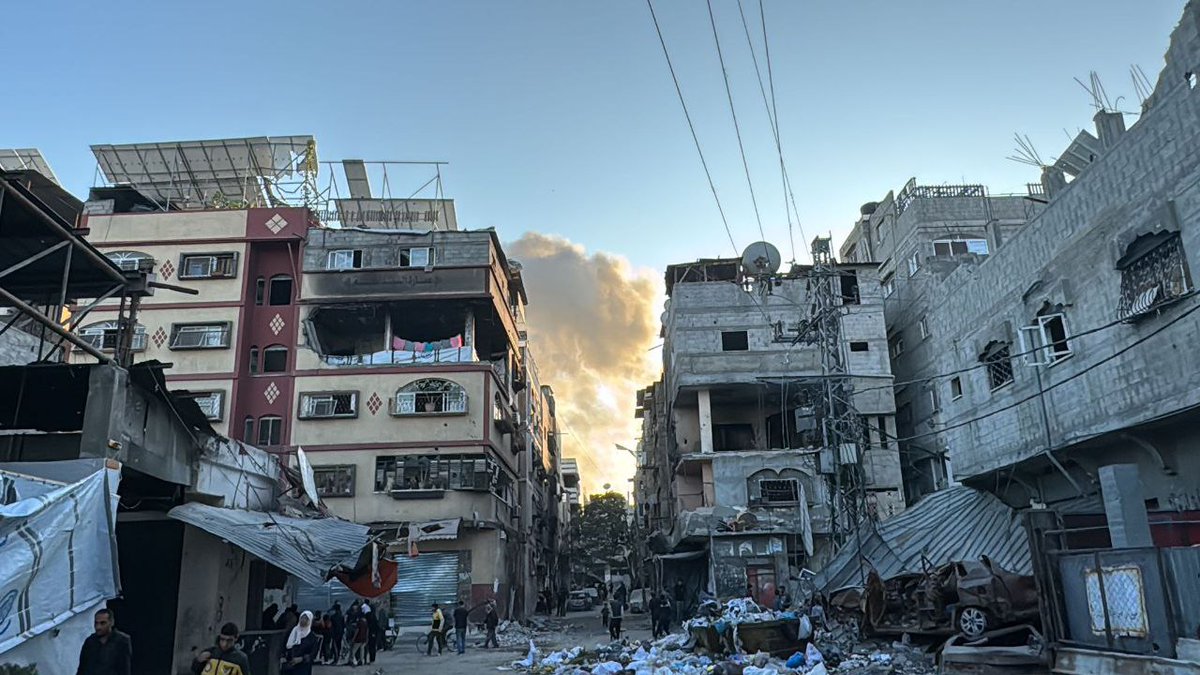 QudsNen's tweet photo. Breaking | Israeli occupation aircraft bombard residential areas in Al-Fakhoura neighborhood, west of Jabalia refugee camp in northern Gaza. https://t.co/exWaQXdPIx