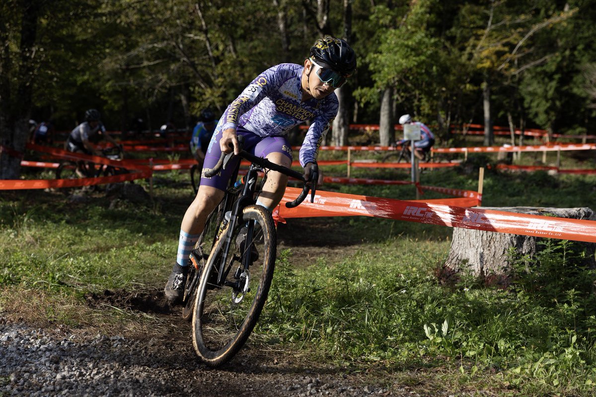 masanoriyamaz's tweet photo. JCX#3御殿場シクロクロス ME1
49位(-5Laps)
スタート直後に目の前で落車…ほぼ最後尾まで落ちる。さらに追抜きしづらいコース…そして毎周前走者の落車に付き合わされる。まぁこんな日もあるよね😑
📷 @hiroyo_oo
#championsystem #湘南ゴールドエナジー #kplushelmet #champsys #チャンシス https://t.co/pJqt2lHQbw