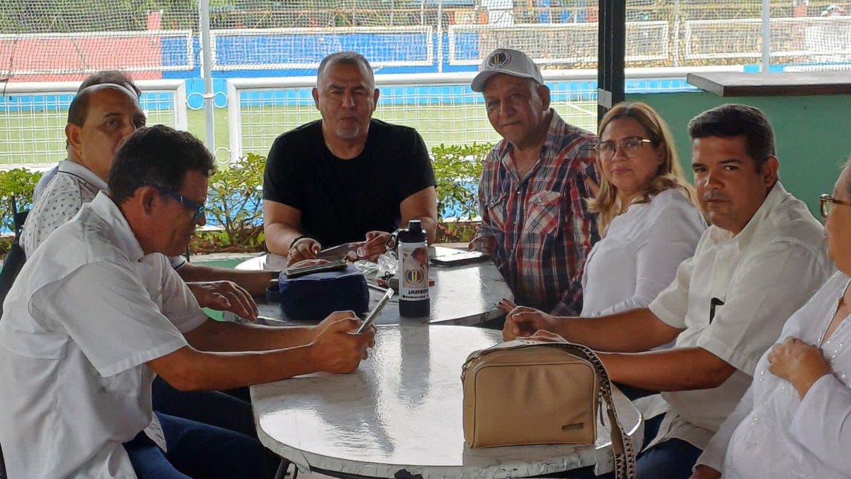 PoliticaCojedes's tweet photo. Reuniones van y vienen en la Acción Democrática que lidera @adbernabe @adennisf en cojedes preparando todo para las venideras elecciones los anuncios seran muy pronto muchos caerán como Condorito plop! https://t.co/ZQqNhEOirA
