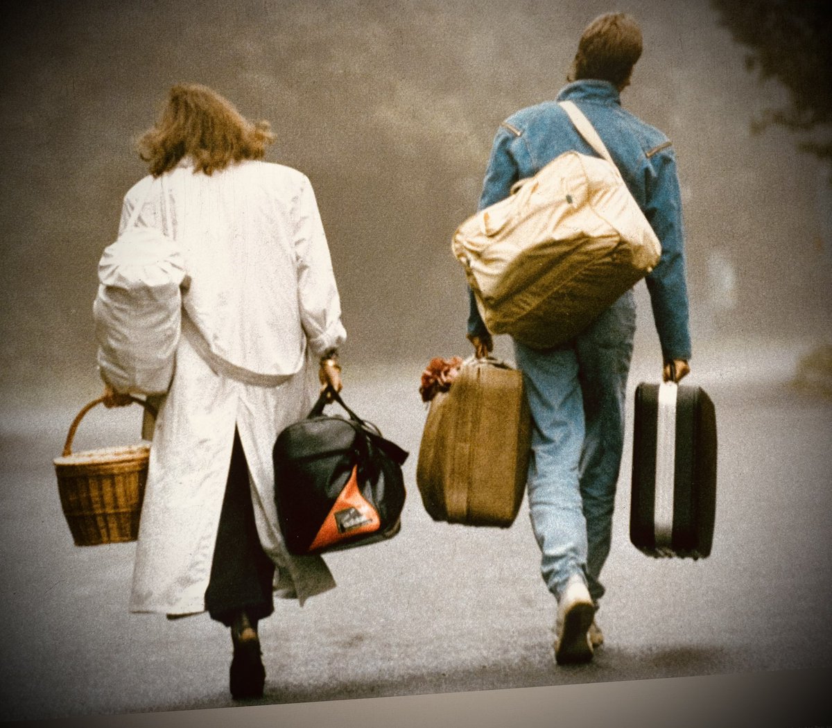 olesmains's tweet photo. Retour des vacances de la Toussaint ? Non, un couple d’Allemagne de l’Est en septembre 1989 fuyant son pays pour l’Ouest, en passant par la Hongrie. #35ans #chuteduMur #Berlin https://t.co/6doEOa04xx