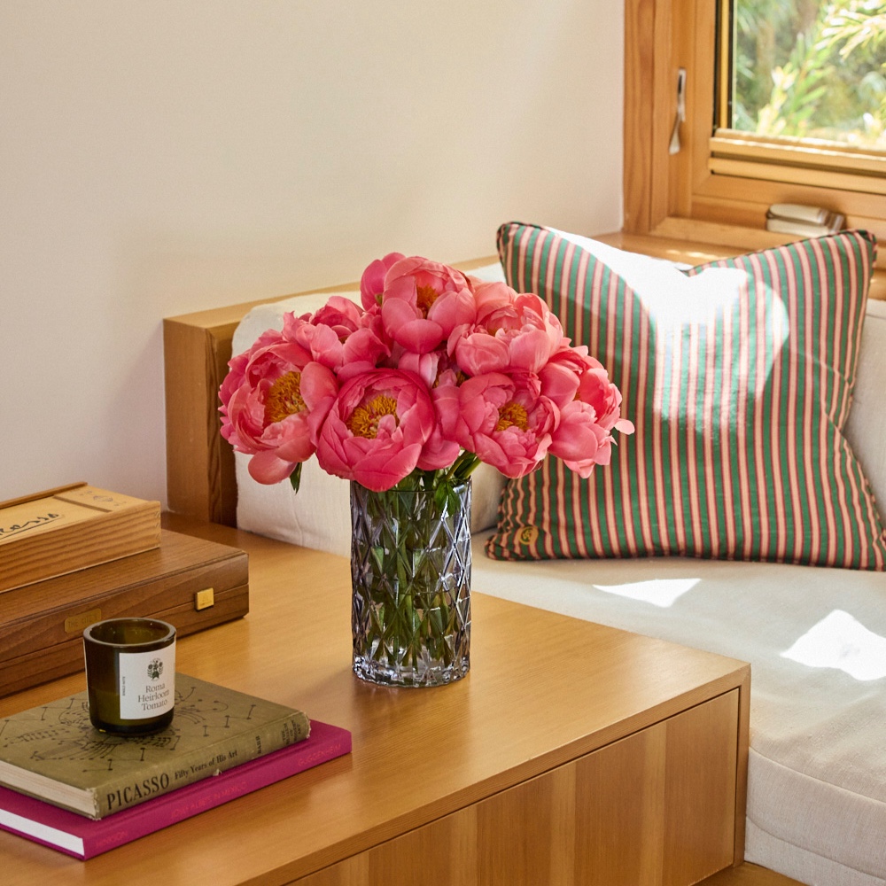 Guess who's back and better than ever? Coral peonies 🌸🧡

Turn your floral dreams into a reality: bit.ly/3NjFV5Q