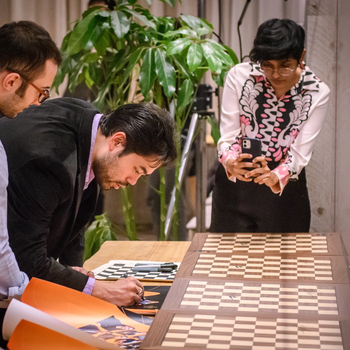 nandychess's tweet image. Sharing the frame with Hikaru! 
Now that’s a move I didn’t see coming! 

♟️ Throwback to the #FIDECandidates
📷 Michal Walusza