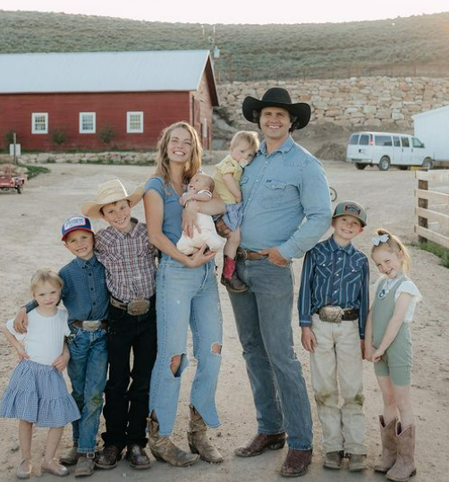 naturallyneve's tweet photo. Hannah from Ballerina Farm is the definition of a ‘Cool Mom’. 

She's a homesteading housewife who's broken free from societies norms. 

But what does she do all day? 

Here’s everything you need to know: 🧵

*Bookmark this if you're an aspiring homestead mother. https://t.co/6EaBPYxiSk