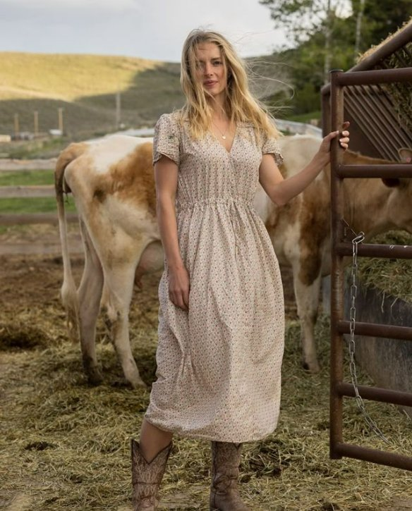 naturallyneve's tweet photo. Hannah from Ballerina Farm is the definition of a ‘Cool Mom’. 

She's a homesteading housewife who's broken free from societies norms. 

But what does she do all day? 

Here’s everything you need to know: 🧵

*Bookmark this if you're an aspiring homestead mother. https://t.co/6EaBPYxiSk
