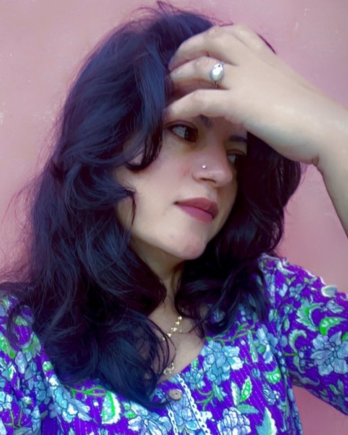 लोगों को औरत कहती हुई अच्छी नहीं लगती 
सहती हुई अच्छी लगती है। 🙆🏻‍♀️✨🙂🙂