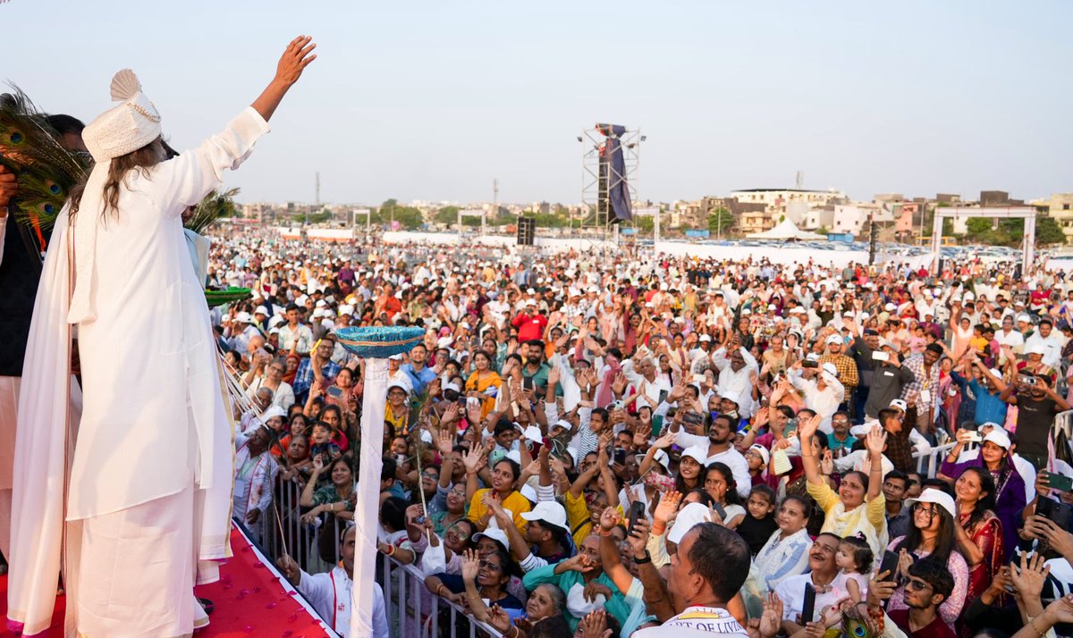 Gurudev's tweet image. A sea of people braved the afternoon heat in Surat and came together for music, wisdom, and meditation. A remarkable display of commitment and faith by the organisers, who ensured every convenience for the attendees.