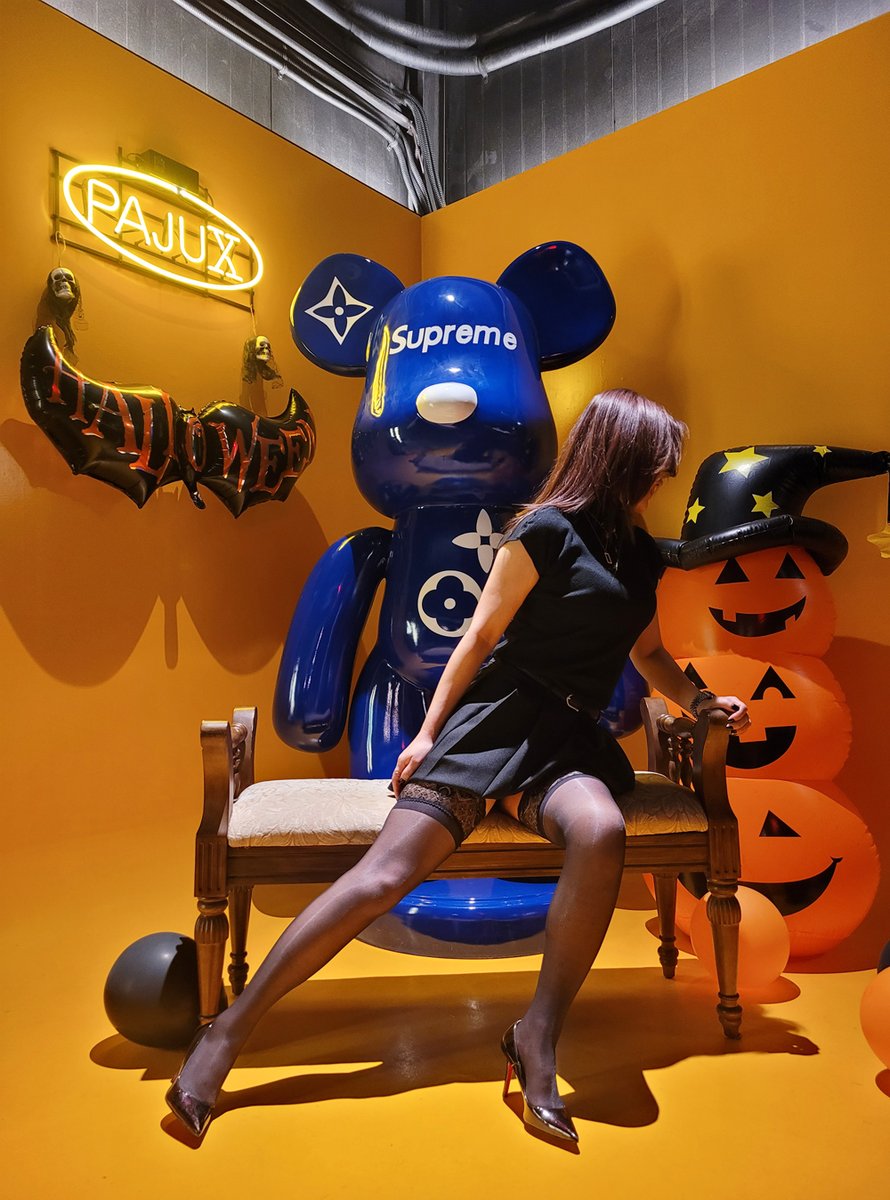 티빤쭈 입은거 좀 보이게
치마 좀 더 올리고
다리를 쫘악 벌려봐
(복화술로)
"보고 싶으면 와서 보라고 해"
#부부만남 #관전클럽 #PAJUX