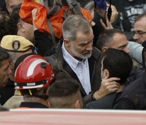 Capitana_espana's tweet photo. El Rey, La Reina y un cobarde. https://t.co/A9rKc5ozR6