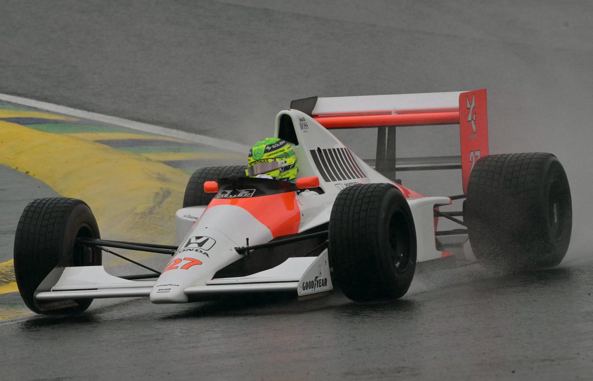 ALafforgue's tweet photo. No había mejor condición meteorológica que la lluvia para su homenaje.

@LewisHamilton condujo el #McLaren MP4/5B con el que tantas veces brilló Ayrton #Senna, especialmente bajo el agua.

Merecido tributo al ídolo brasileño antes del #BrazilGP de #F1.

📸 @F1 https://t.co/CzKt2AE3wR