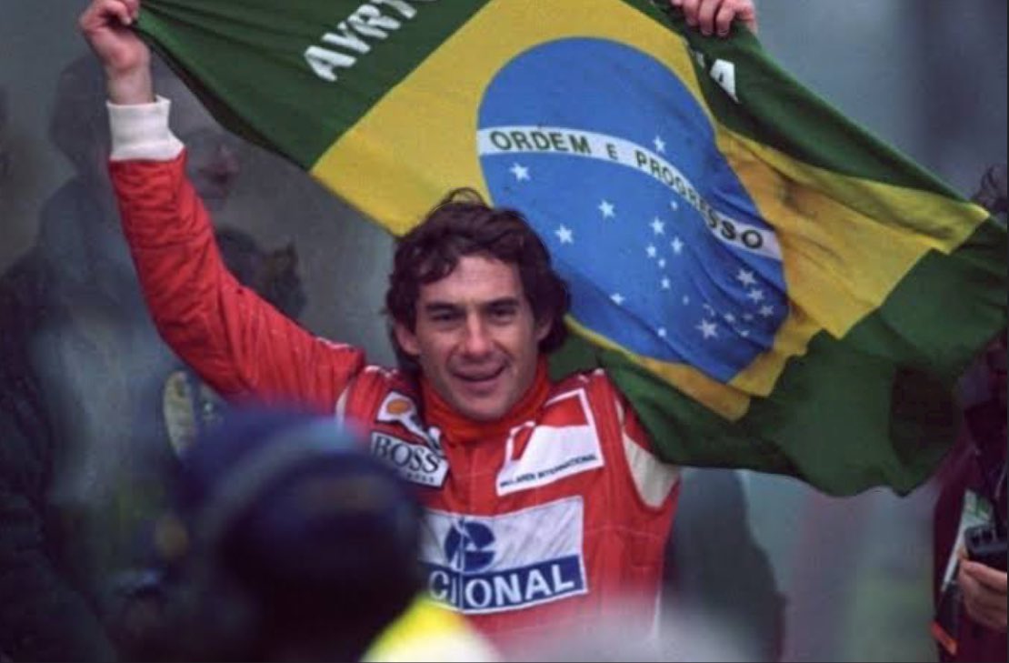 ALafforgue's tweet photo. No había mejor condición meteorológica que la lluvia para su homenaje.

@LewisHamilton condujo el #McLaren MP4/5B con el que tantas veces brilló Ayrton #Senna, especialmente bajo el agua.

Merecido tributo al ídolo brasileño antes del #BrazilGP de #F1.

📸 @F1 https://t.co/CzKt2AE3wR