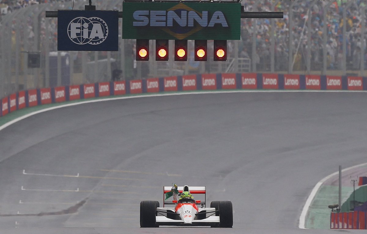 ALafforgue's tweet photo. No había mejor condición meteorológica que la lluvia para su homenaje.

@LewisHamilton condujo el #McLaren MP4/5B con el que tantas veces brilló Ayrton #Senna, especialmente bajo el agua.

Merecido tributo al ídolo brasileño antes del #BrazilGP de #F1.

📸 @F1 https://t.co/CzKt2AE3wR