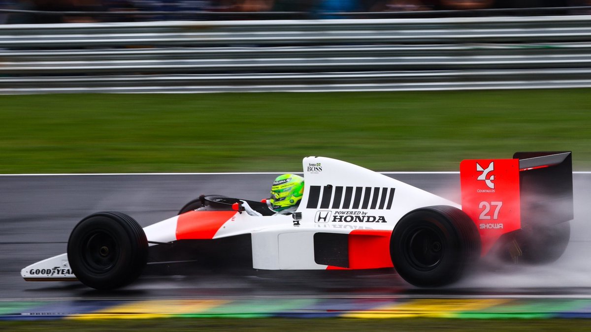 ALafforgue's tweet photo. No había mejor condición meteorológica que la lluvia para su homenaje.

@LewisHamilton condujo el #McLaren MP4/5B con el que tantas veces brilló Ayrton #Senna, especialmente bajo el agua.

Merecido tributo al ídolo brasileño antes del #BrazilGP de #F1.

📸 @F1 https://t.co/CzKt2AE3wR