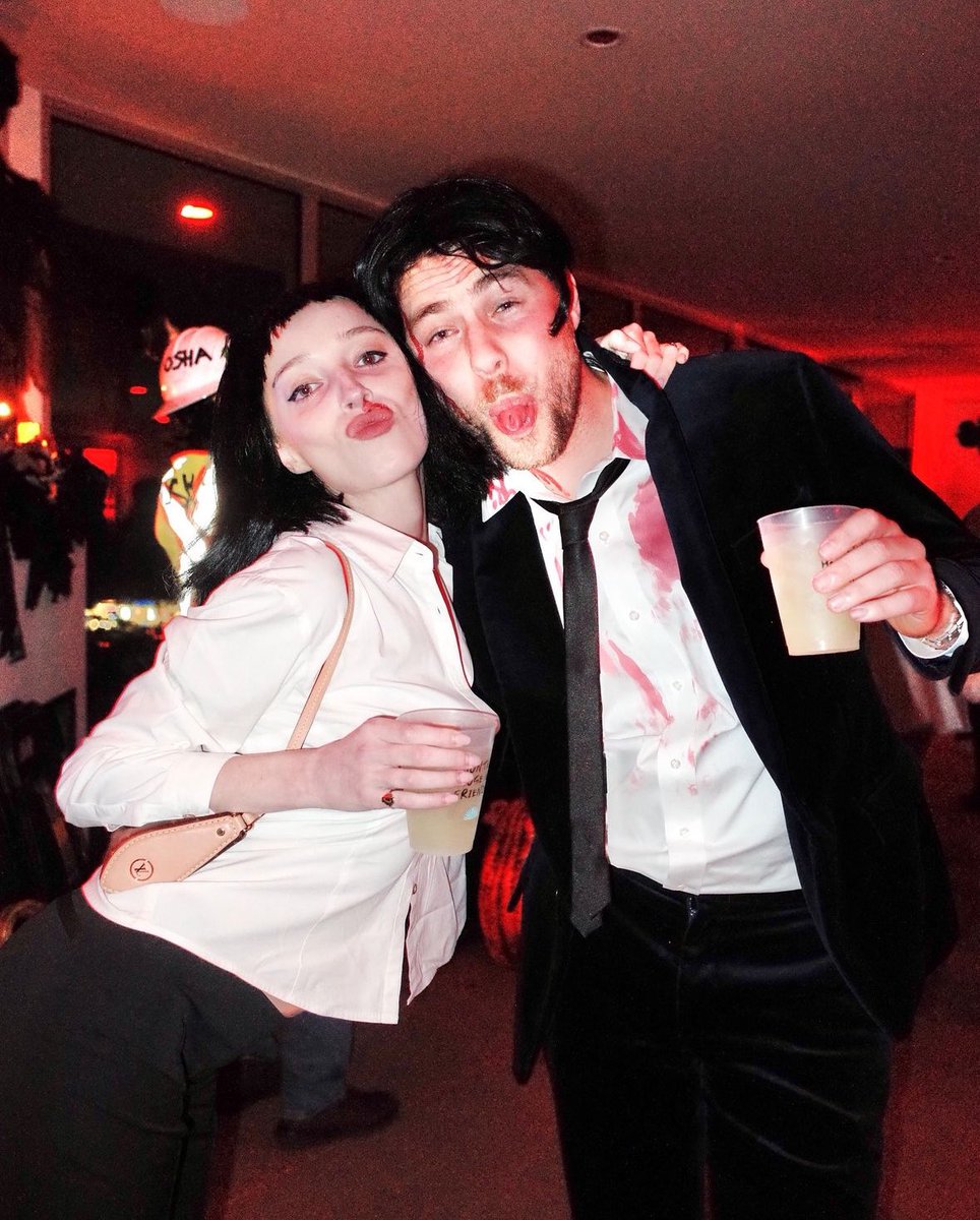 PhoebeDynspr's tweet photo. Phoebe dynevor as mia wallace for Halloween (with her fiance Cameron Fuller) and now she will start as uma thurman's love interest in THE HOUSEKEEPER!  🎃 https://t.co/3jYmLqxuT6