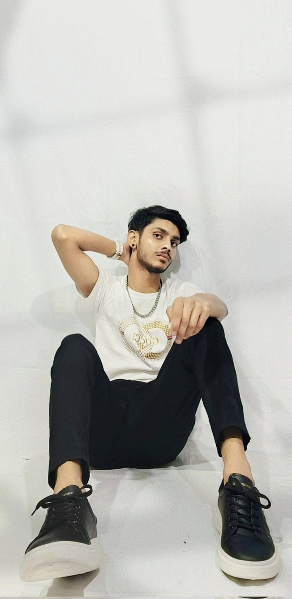 Officialbariib's tweet photo. Life in black and white ⚫⚪✨
#Blackandwhitedressing #whitebackdrop #urbanstyle  #model  #mensfashion #creativepost #influencerlife https://t.co/hKTOLEr6v1