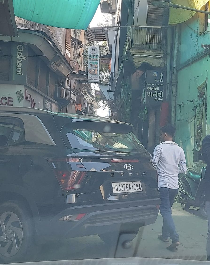 This car was blocking the entire Ratan Pol. When I checked, I found it was a police car, and a shopkeeper mentioned it had been there since morning. This photo was taken around 10 AM yesterday. 

<a href="/AhmedabadPolice/">Ahmedabad Police અમદાવાદ પોલીસ</a> <a href="/Bhupendrapbjp/">Bhupendra Patel</a> <a href="/CMOGuj/">CMO Gujarat</a> <a href="/GujaratPolice/">Gujarat Police</a>