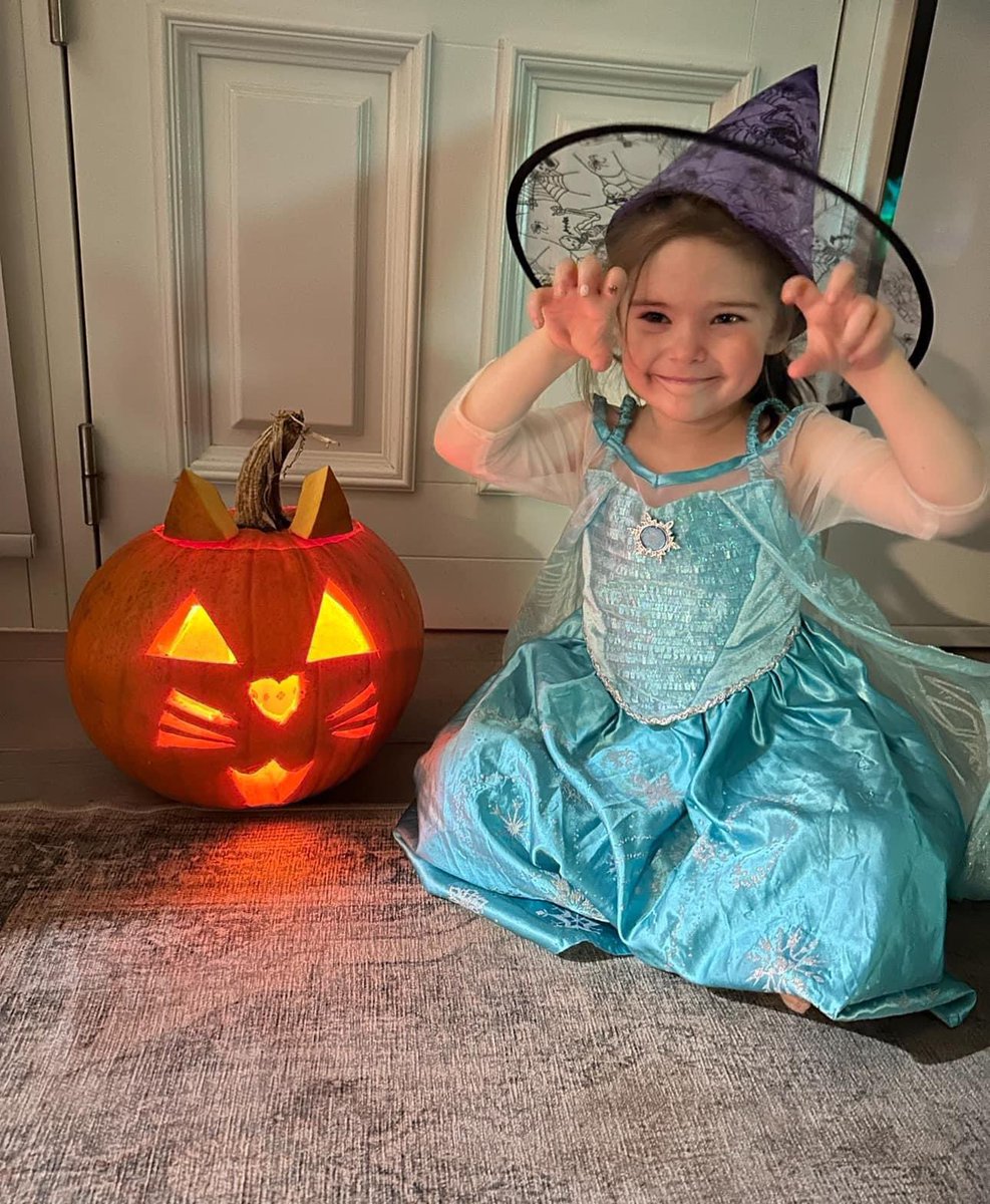 Willow the Witch 🧙🏻‍♀️from RKC has been busy creating this feline pumpkin! 🎃😸