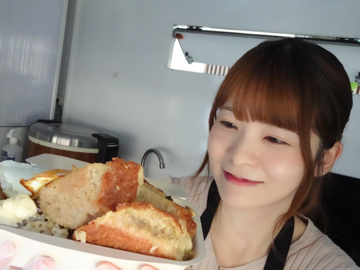 simple02231's tweet photo. #COCONES #キッチンカー
@cocones_ 　COCONE'S
#COCONES弁当 ※マヨネーズで罪悪感ゼロ飯を罪飯へ🤣
#つくねバーグ　単品
#バニラアイス 
そして今日も　#チェキ飯　2ショット😆
今日も美味しくいただきました😋
ごちそうさまでした🙏
#COCONES飯 
@甚目寺観音
#風土マルシェ https://t.co/tqh7wDKVEJ