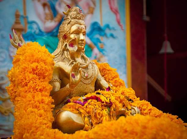 गरज उठे गगन सारा
समंदर छोड़े, अपना किनारा
हिल जाये जहान सारा
जब गूंजे महादेव का नारा।🙏🏻
