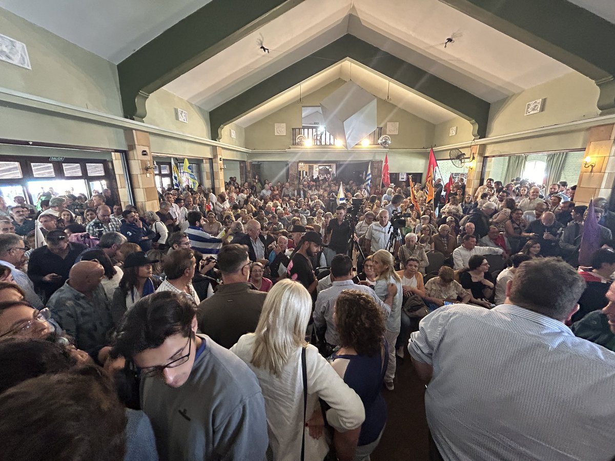 ¡ARRIBA CANELONES! 

Casa llena en el primer acto de la Coalición Republicana. 

La barra de <a href="/JavierGarcia_Uy/">Javier García</a> al firme <a href="/Sebandujar/">Sebastián Andújar</a> <a href="/Betianabritos_/">Betiana Britos</a> <a href="/elenalancaster_/">ElenaLancaster 🇺🇾</a> 🔵🔵