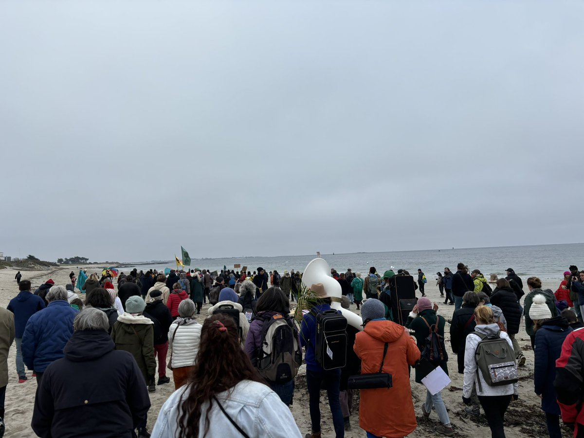 Manifestation à #Larmor-Plage contre le projet de Thalasso
