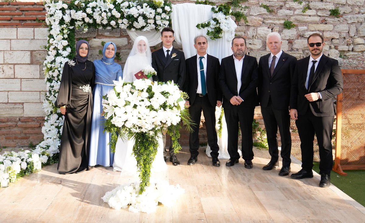 Valimiz Davut Gül, 15 Temmuz Gazisi Hakan Özdoğru’nun Oğlu Enes Özdoğru'nun nikah törenine katıldı.

Vali Gül, evlenen çiftimize bir ömür boyu mutluluklar diledi.

<a href="/gul_davut/">Davut GÜL</a>

📍Fatih