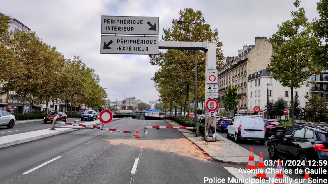 L'avenue Charles de Gaulle à <a href="/VilledeNeuilly/">Ville de Neuilly</a> est fermée jusqu'à 17h00 environ dans le sens province-Paris, suite à un accident qui oblige la Direction des routes à sécuriser ses infrastructures