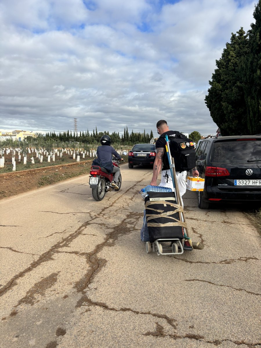 IceCuBe_R's tweet photo. Para todos aquellos que queráis ayudar, ayer salimos desde Alicante para ayudar y llevar toda la comida y herramientas posibles , hemos tenido una idea para la gente de Paiporta , estamos recolectando dinero para comprar Generadores Eléctricos, herramientas y Karchers + https://t.co/cqjQBoAHU1