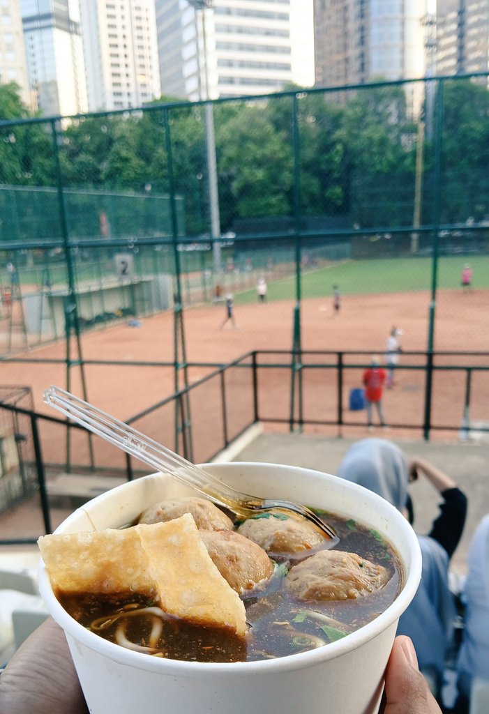 Linee01_'s tweet photo. Weekdays dibanting habis habisan, weekend mari membeli bakso dan sekedar liat softbal di GBK itu 😍 https://t.co/VMYQUddUhu