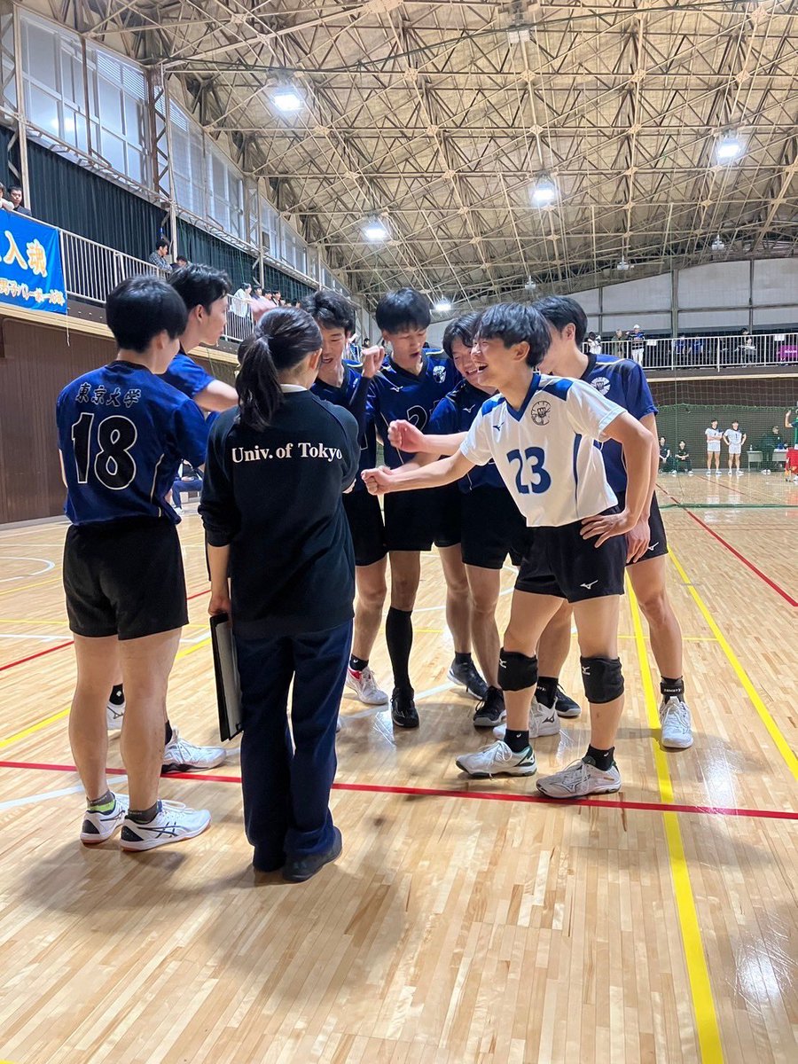 t_shutaro's tweet image. 東京大学運動会男子バレーボール部を引退しました。15年間の学生バレーボール人生もひと区切りです。
苦しい時間の方が多いバレーボール人生でしたが、最後の最後までバレーボールが好きでいられて幸せでした。
今までのバレーボール人生において出会えた皆さん、本当に本当にありがとうございました。