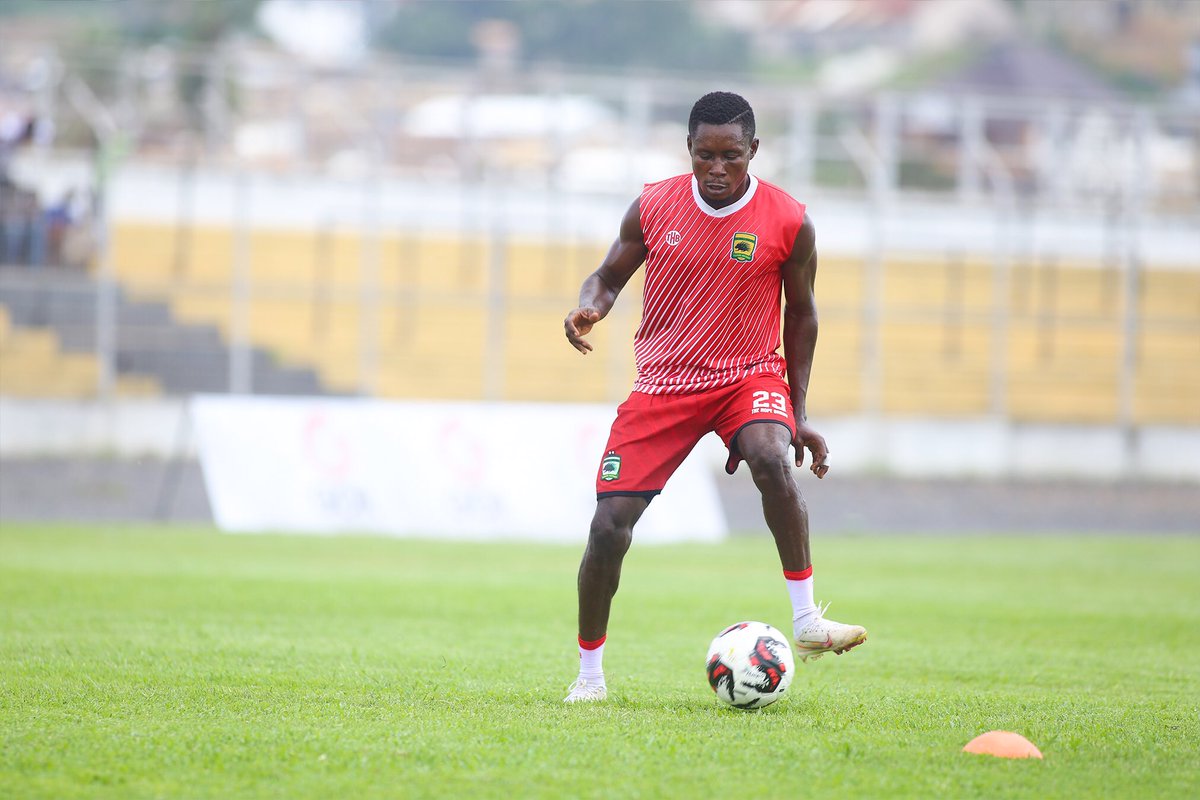AsanteKotoko_SC's tweet photo. Warming up for the 90 minutes.

#KotokoLions 
#GPLMD9 https://t.co/NzEZMRKVgI
