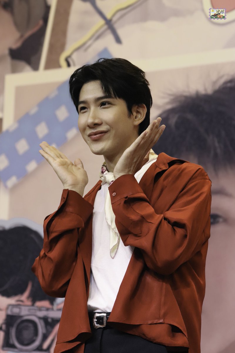 rabbitinamoon's tweet photo. ดอกไม้บานที่น่ารักที่สุด 🌸💗
#neverxsnap #khaotungg
#Khaotung26thBDParty
#TwentySixWithKhaotung https://t.co/3oT7P3zpRF