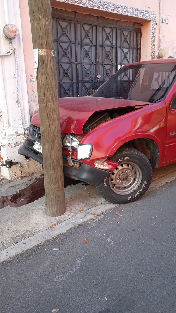 jcvm_75's tweet photo. Hoy domingo a las 8 am, camioneta pierde el control y se choca de frente con poste en Manual Acuña apenas pasando Federalismo hacia Alcalde. Precaución al pasar por el lugar. @Trafico_ZMG https://t.co/gsCG7gQUKc