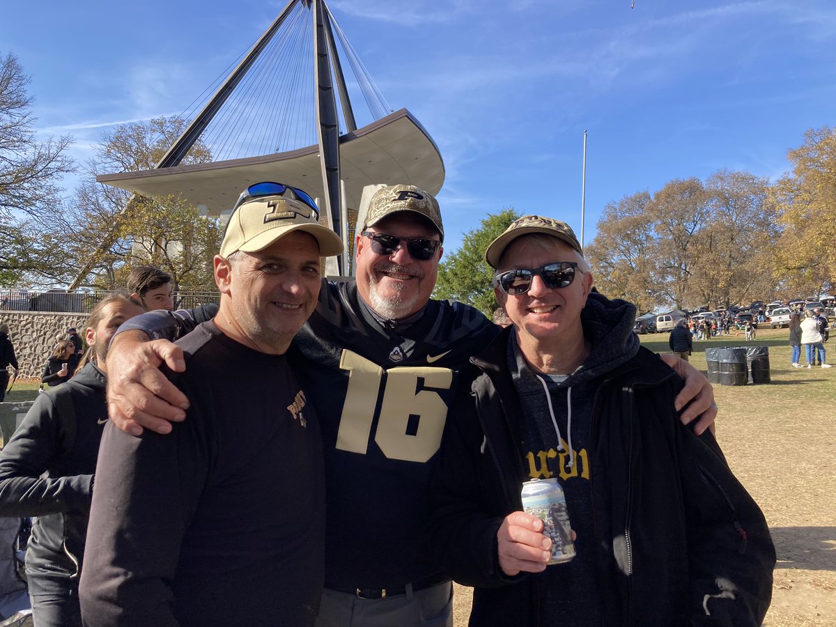 TechDavid45's tweet image. Fall Saturdays on #SlayterHill are special.  Gathering. Reconnecting. Celebrating.  Even the current state of @BoilerFootball can’t dampen that. #BoilerUp #EverGrateful #Family