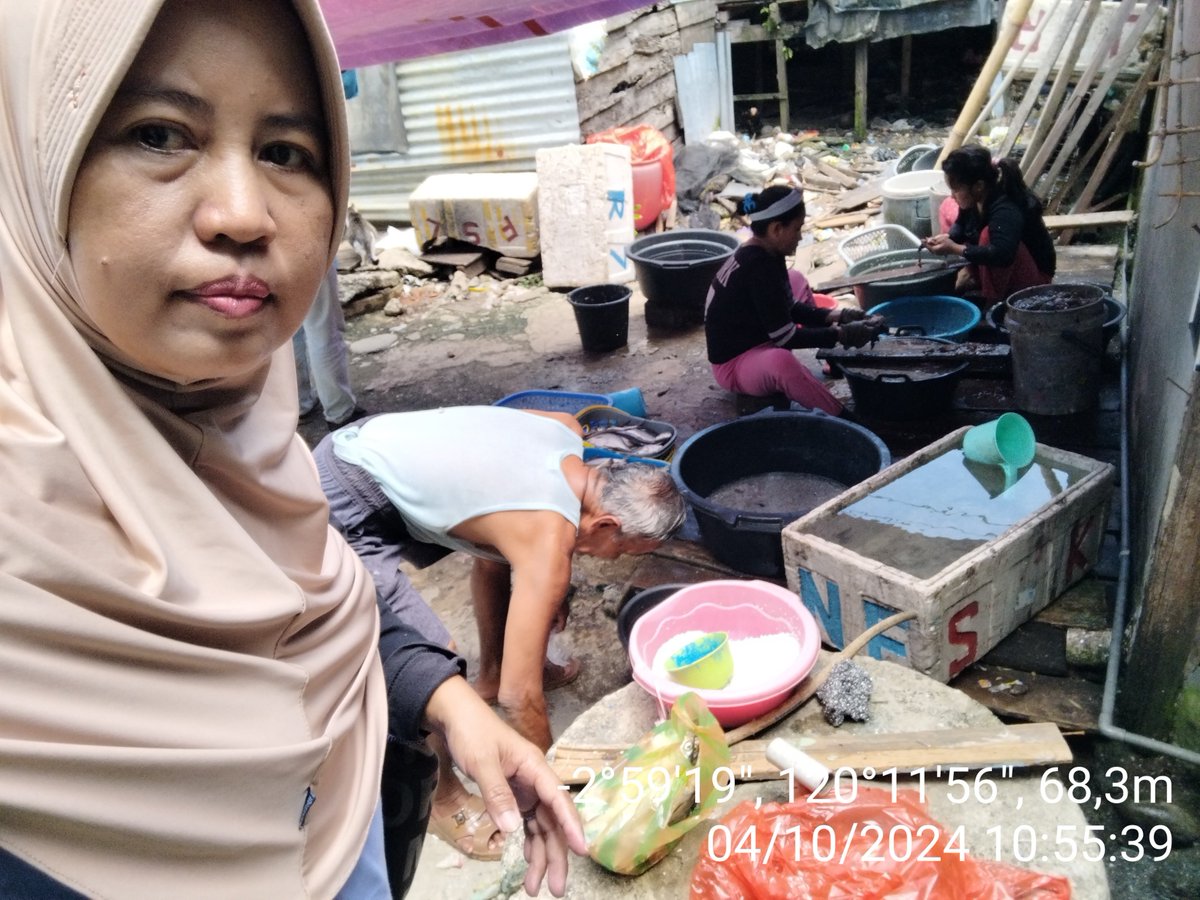 AsridaSyafri's tweet photo. Jumat (4/10/2024), Asrida Syafri, Luhkan Kota Palopo, Poklahsar Melati, Kelurahan Pontap, mendampingi produksi ikan ikan kering bandeng sebanyak 100 kg dengan harga jual Rp. 40.000/kg
#GiatLuhkanSatminkalMaros 
#KotaPalopo
#Produksi https://t.co/4RD3txnji6