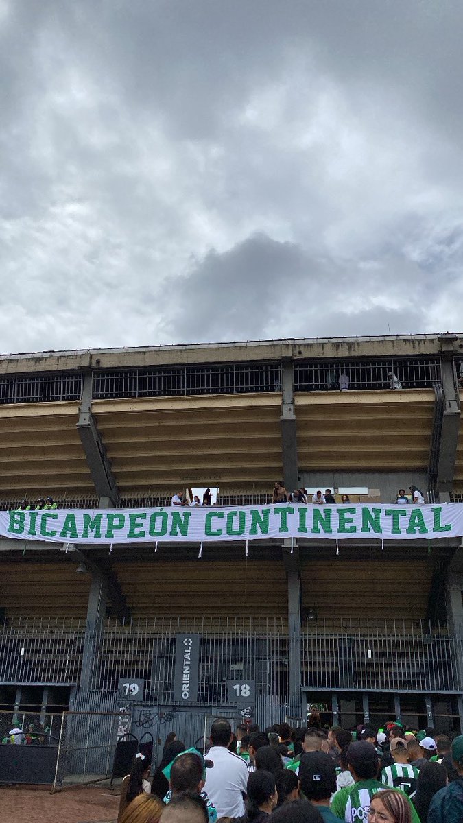 Santiagosj9's tweet photo. Oe @MillosFCoficial, te reto a que cuelgues uno así en el Campín como lo hicimos nosotros… dale. https://t.co/IOK3bG5iAB