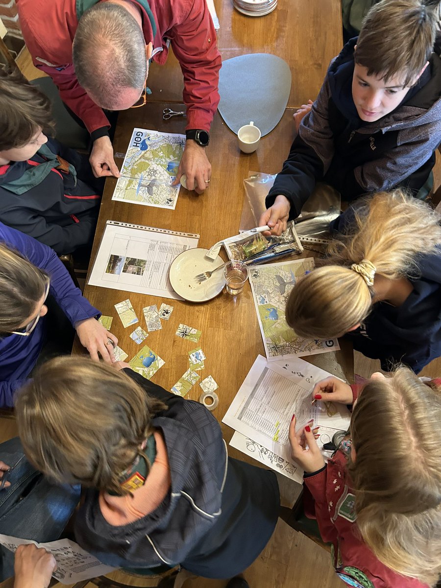 ScoutingFLG's tweet photo. De gezellige oriëntatiehike begon dit jaar in Milsbeek. Na een drankje en gebak op pad met een kaart en via een zelfgekozen route langs een aantal posten naar Mook. En onderweg natuurlijk soep, choco en knutselen https://t.co/t0zLWHSYUP