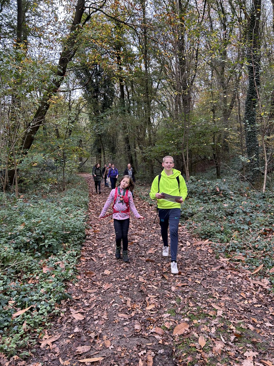 ScoutingFLG's tweet photo. De gezellige oriëntatiehike begon dit jaar in Milsbeek. Na een drankje en gebak op pad met een kaart en via een zelfgekozen route langs een aantal posten naar Mook. En onderweg natuurlijk soep, choco en knutselen https://t.co/t0zLWHSYUP