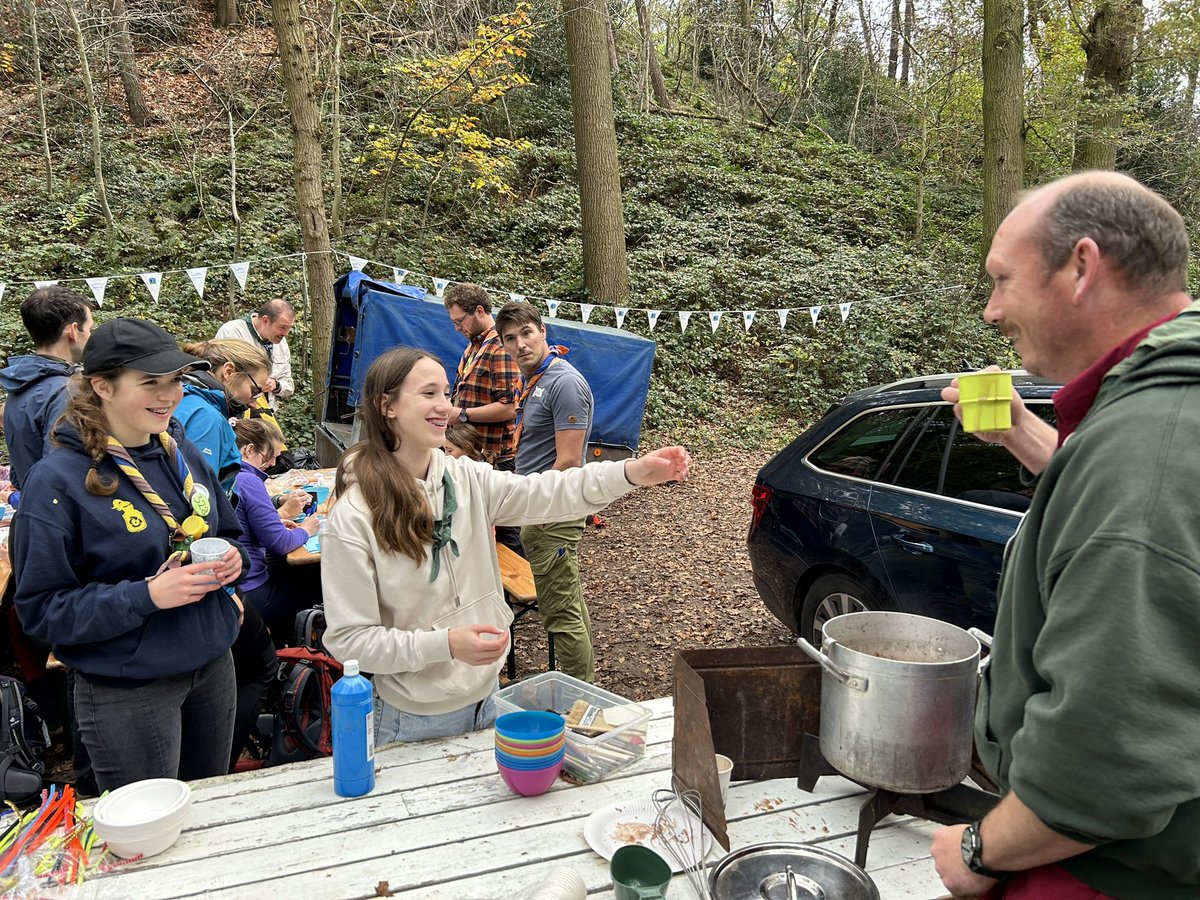 ScoutingFLG's tweet photo. De gezellige oriëntatiehike begon dit jaar in Milsbeek. Na een drankje en gebak op pad met een kaart en via een zelfgekozen route langs een aantal posten naar Mook. En onderweg natuurlijk soep, choco en knutselen https://t.co/t0zLWHSYUP