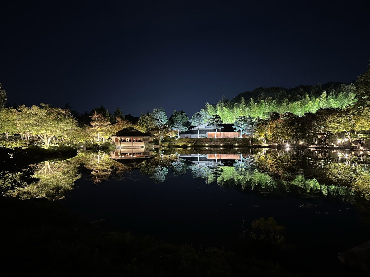 yuumi_nae's tweet photo. 【2024年10月31日　秋の夜散歩】
一般公開初日に昭和記念公園へ行ってきました！
無風で穏やかな天気だったので、ウユニ塩湖のような鏡張りを楽しむことができました✨
周辺に高い建物がないので、ここが都内(立川)だということを忘れてしまいます◡̈ 
12月1日まで開催中なので、お近くの方はぜひ‼︎ https://t.co/a8EBJ9HzTE