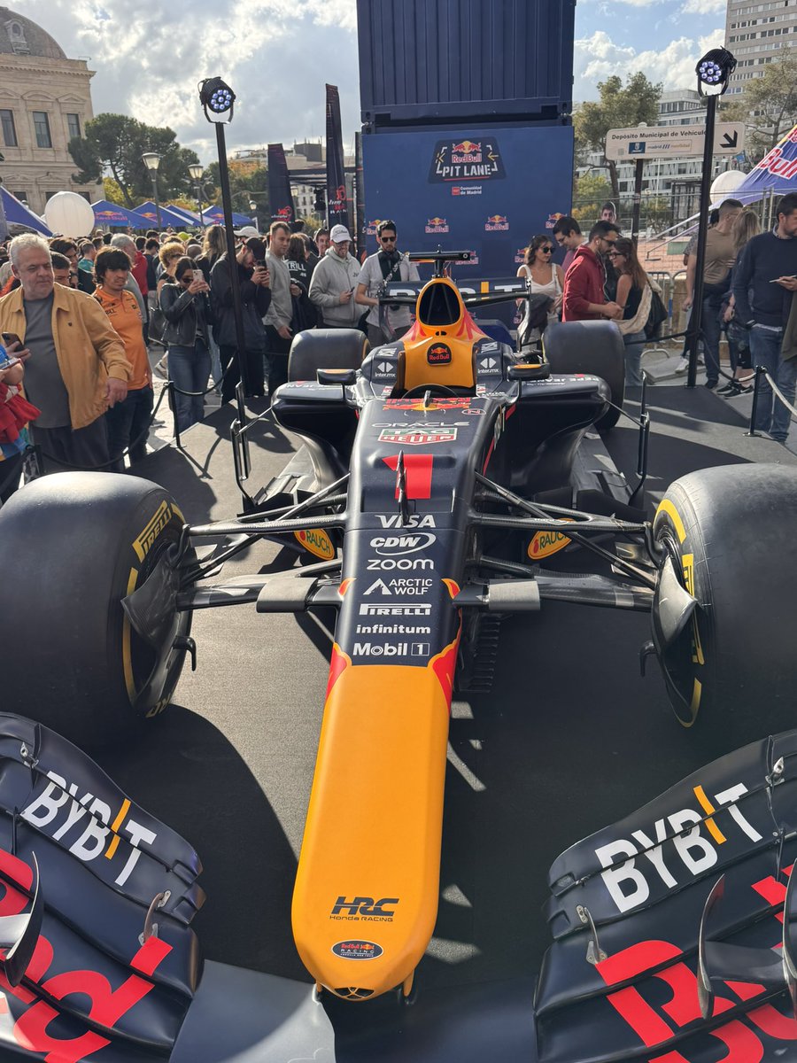 bencos's tweet photo. Visitando el #RedBullPitlane en Madrid https://t.co/1I3xXWd44s