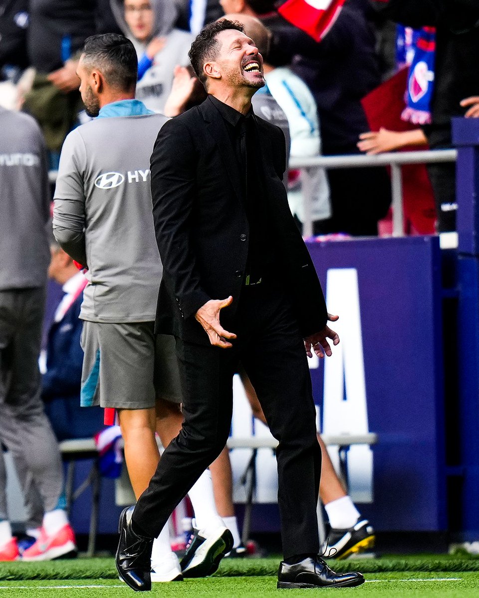 Giuliano Simeone scored his first senior goal for Atlético in front of his dad 🤗
