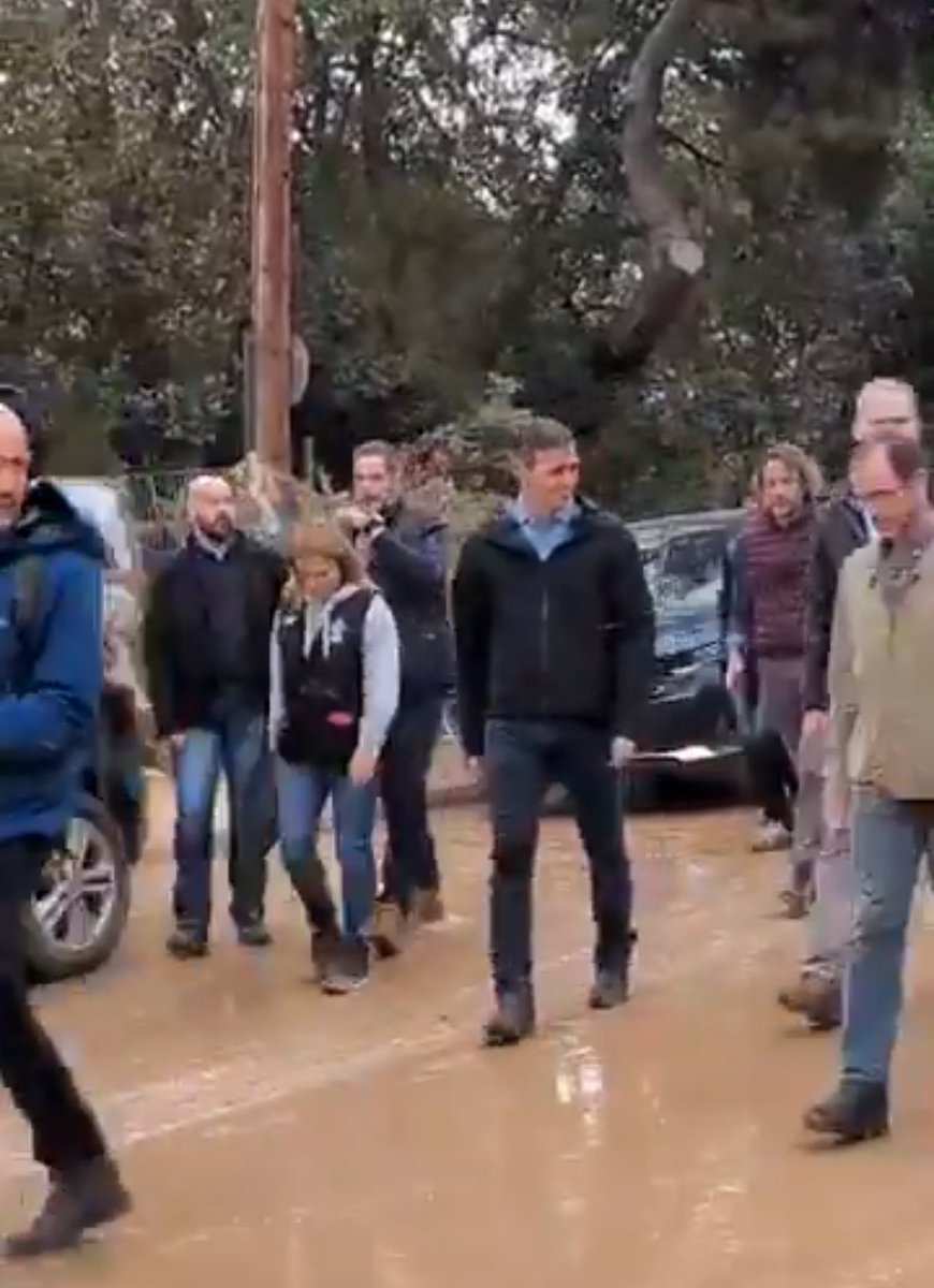 Srtadelvisillo's tweet photo. El palo no se lo han dado a Pedro Sánchez, lamentablemente. Mirad la diferencia del color de los zapatos. Ha huido como una rata y no porque le hayan dado un palazo como nos están intentando hacer creer.  @sextaNoticias @daniesdsk @alviseperez @ceciarmy https://t.co/S8HJxxWVOW