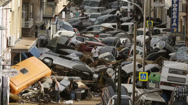 AlvanBrito's tweet photo. Según @el_pais, @Haciendagob espera una recaudación de 294.800 millones en 2024. ¿Sería mucho pedir destinar un 1,5 o un 2% para que los afectados por la DANA puedan recuperar algo de normalidad en sus vidas? (Imagen @bieluno, @EFEnoticias) #SolidaridadFiscalAfectadosDANA https://t.co/ZCSMQMsRgp