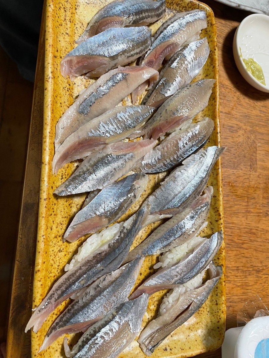 Yodaitrp's tweet photo. さんまマジで脂乗りが良くなってきた今日この頃。朝市（三崎）で箱買い（17匹入ってた）して寿司握った。4人家族だけどみんなよく食うから100貫���上は優に握った。なんか握るの早くなってきた気がする。
リザルト
さんま9匹（残りは明日の塩焼き）
鯛1匹
マグロ2柵分 https://t.co/lUT3936GHO