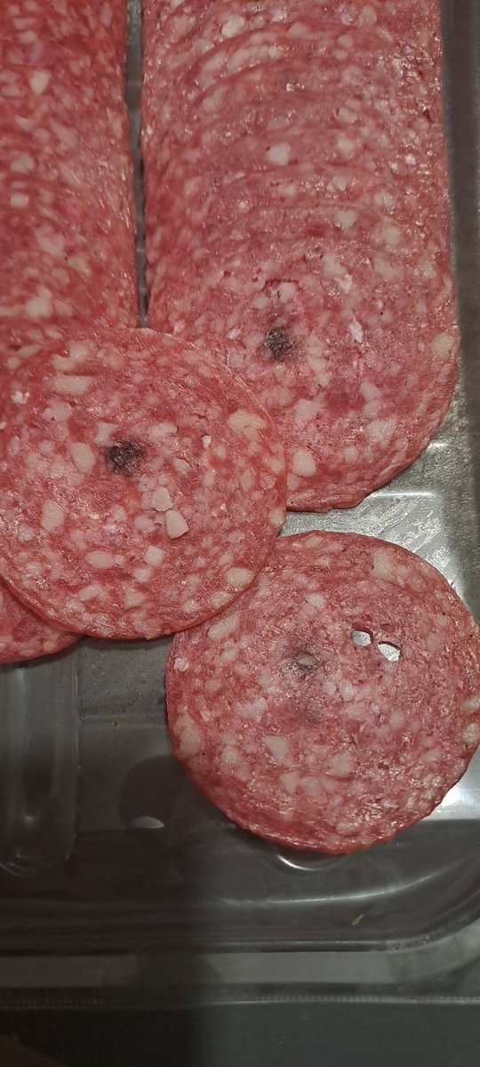 ZigmaINF's tweet photo. @SanJorgeChile Buenos días, me toco unas láminas de salame asi con algo negro (toda la fila del lado derecho del paquete esta asi), no la voy a comer por precaución, ¿es normal? https://t.co/3UI1Bohc0U