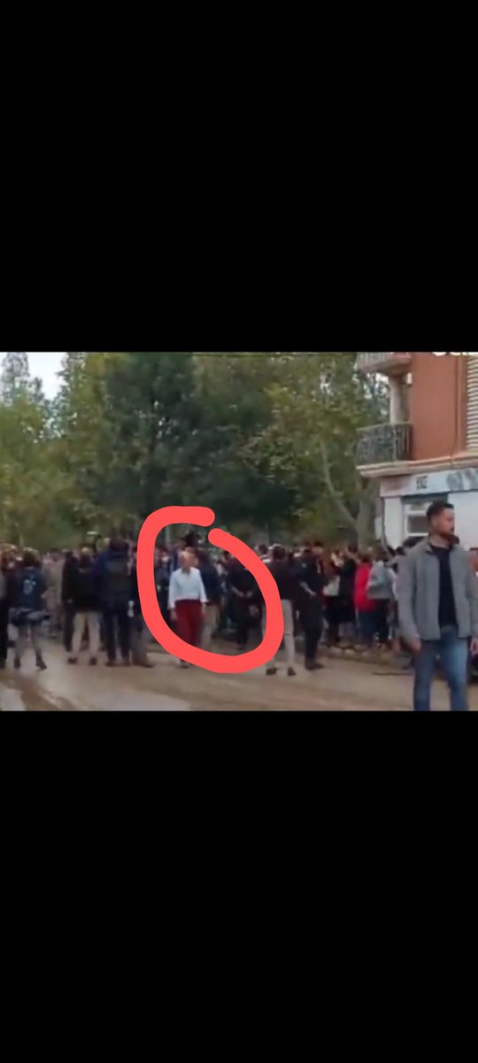 VonSpeek's tweet photo. Ni la presencia del agente Filemón de la TIA ha impedido el abucheo y el lanzamiento de barro a la comitiva del monarca Felipe VI. https://t.co/3jTGqEWSET