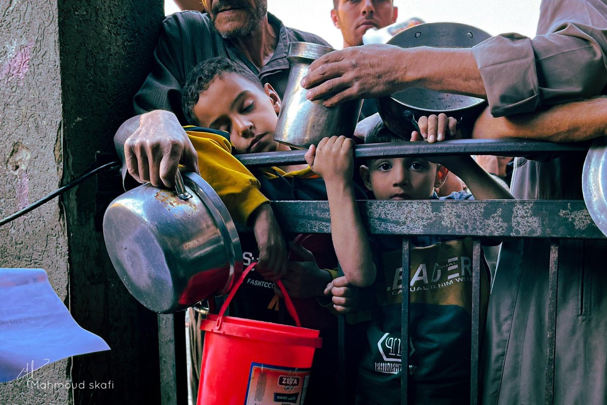 Yemek sırasında çok bekledi, sırası gelmeyince yorgunluktan uyumuş..

- Gazze