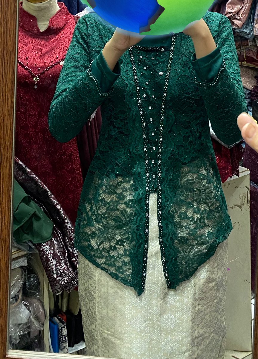 bulanshuri's tweet photo. Gaisss beneran nanyaaa … maaf bgt butuh validasi soalnya aku ga biasa ambil keputusan sendiri … tapi kebaya ijo botol gini bagus gasih buat wisuda … 😭😭😭 https://t.co/t1ezoTrLQr