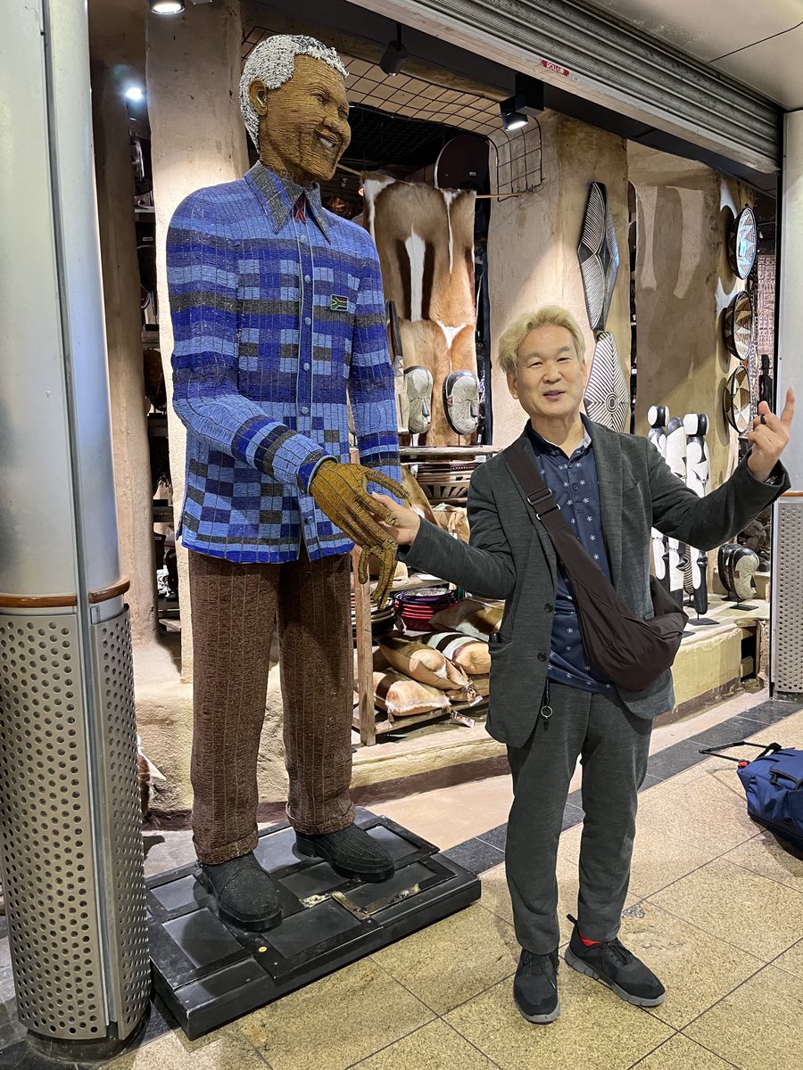 JiroShinbo_tabi's tweet photo. 南アフリカ、道端に麒麟、マンデラ氏と握手、なう。 https://t.co/N3pv1luFN2